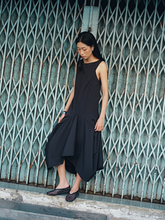 Tải hình ảnh vào trình xem Thư viện, Black Pleated Midi Dress
